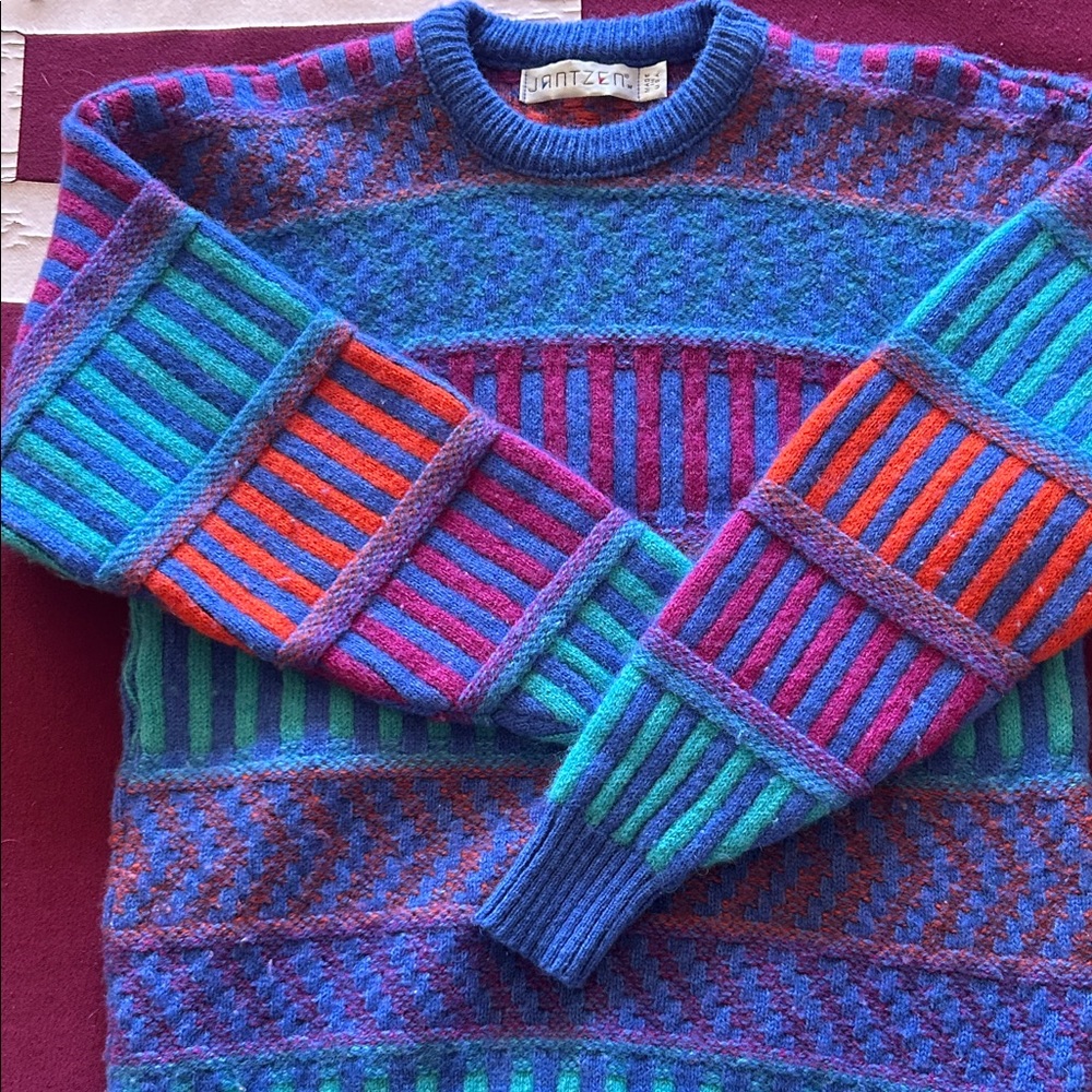 Vintage 80s Jantzen sweater. Previously worn but good condition.